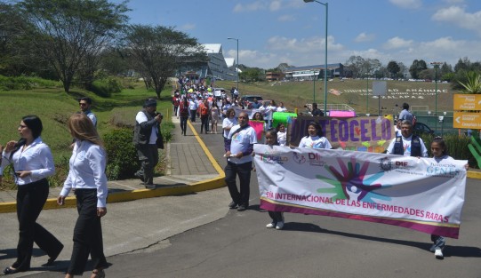 Posteriormente se realizó un pequeño desfile por el Día Mundial de las Enfermedades Raras, que se conmemora cada 28 de febrero. Participaron niños, jóvenes, personal del DIF  de los municipios de Xico, Taltetela y Teocelo.