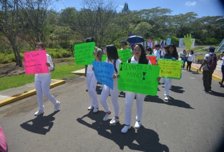 Posteriormente se realizó un pequeño desfile por el Día Mundial de las Enfermedades Raras, que se conmemora cada 28 de febrero. Participaron niños, jóvenes, personal del DIF  de los municipios de Xico, Taltetela y Teocelo.