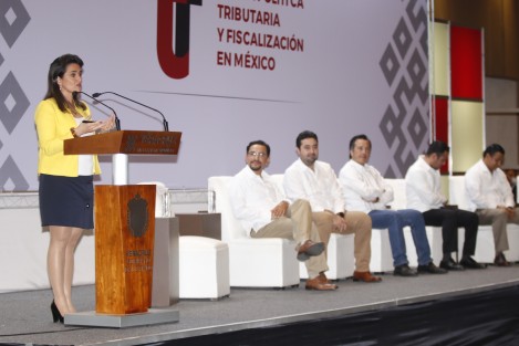 Margarita Ríos-Farjat, Jefa del Servicio de Administración Tributaria, ofreció la conferencia magistral <em>Nueva Política Tributaria y Fiscalización en México</em> en el WTC. Asistieron el gobernador, Cuitláhuac García Jiménez, y José Luis Lima Franco, director de SEFIPLAN, además de empresarios.