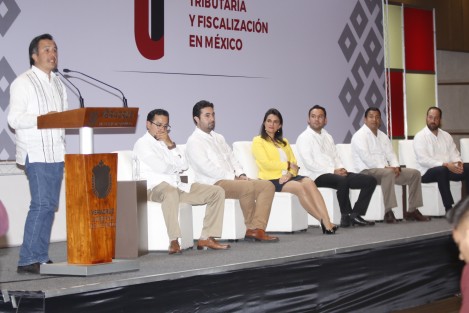 Margarita Ríos-Farjat, Jefa del Servicio de Administración Tributaria, ofreció la conferencia magistral <em>Nueva Política Tributaria y Fiscalización en México</em> en el WTC. Asistieron el gobernador, Cuitláhuac García Jiménez, y José Luis Lima Franco, director de SEFIPLAN, además de empresarios.