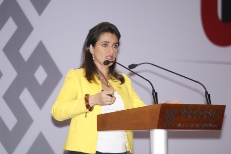 Margarita Ríos-Farjat, Jefa del Servicio de Administración Tributaria, ofreció la conferencia magistral <em>Nueva Política Tributaria y Fiscalizaciòn en México</em> en el WTC. Asistieron el gobernador, Cuitláhuac García Jiménez, y José Luis Lima Franco, director de SEFIPLAN, además de empresarios.