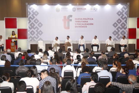 Margarita Ríos-Farjat, Jefa del Servicio de Administración Tributaria, ofreció la conferencia magistral <em>Nueva Política Tributaria y Fiscalizaciòn en México</em> en el WTC. Asistieron el gobernador, Cuitláhuac García Jiménez, y José Luis Lima Franco, director de SEFIPLAN, además de empresarios.