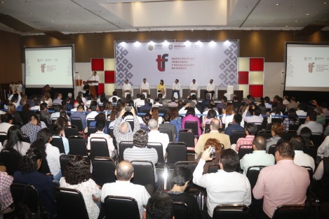 Margarita Ríos-Farjat, Jefa del Servicio de Administración Tributaria, ofreció la conferencia magistral <em>Nueva Política Tributaria y Fiscalizaciòn en México</em> en el WTC. Asistieron el gobernador, Cuitláhuac García Jiménez, y José Luis Lima Franco, director de SEFIPLAN, además de empresarios.