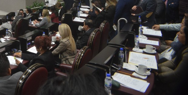 El legislador local Henri Christophe Gómez Sánchez presentó un Anteproyecto con punto de acuerdo a través del cual realizó un exhorto a servidores públicos del Congreso del Estado, para limitar la convocatoria para licitación simple para promover la adquisición de servicios de agua embotellada, además de tomar las previsiones necesarias a fin de erradicar la compra y utilización de desechables elaborados con material de unicel.