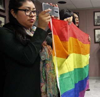 Grupos LGBTTT apoyaron a la diputada Mónica Robles durante la sesión de la diputación permanente, en donde presentó iniciativa que daría el derecho a matrimonios igualitarios. 