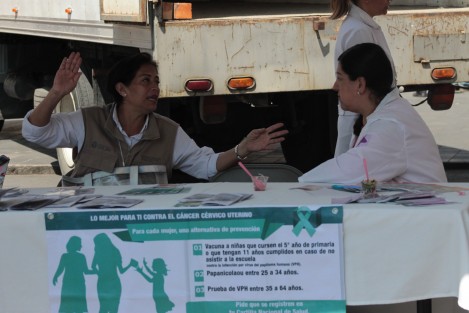 Con poca afluencia de mujeres, la Secretaría de Salud ofrece diversos servicios en módulos instalados a un costado del Palacio de Gobierno, como parte de las variadas actividades que se llevan a cabo con motivo del Día Internacional de la Mujer.