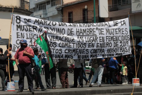 La agrupación MILES, toma este día la bandera del Día Internacional de la Mujer para realizar su manifestación semanal. Lo cierto  es que históricamente líderes han utilizado a mujeres para conseguir beneficios particulares, y la situación no cambia.  