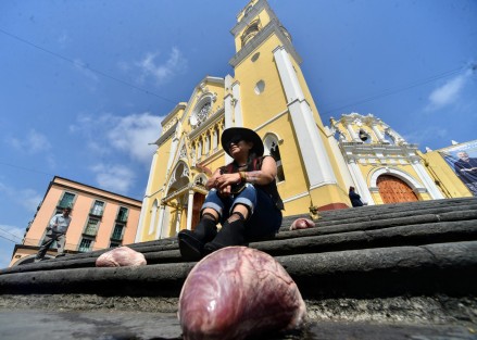 Metropolitana de Xalapa, la artista plástico, Wendy López, rememoró a las 44 mujeres víctimas de feminicidio en el estado durante este año. Lleva 14 años de montar un performance en esta plaza pública cada 8 de marzo. 