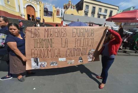 Un grupo de cinco mujeres también se manifestó este día en la plaza Lerdo con pancartas exigían igualdad laboral para la mujer