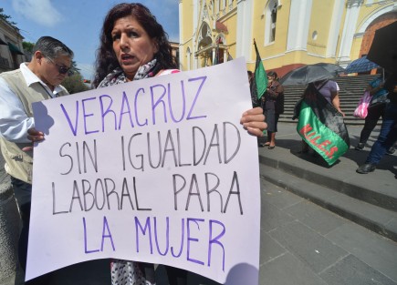 Un grupo de cinco mujeres también se manifestó este día en la plaza Lerdo con pancartas exigían igualdad laboral para la mujer. 