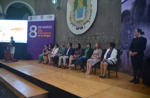 Ante la presencia de mujeres integrantes del su gabinete así como diputadas locales e invitadas especiales, el mandatario estatal, Cuitláhuac García, encabezó el evento de mujeres en patio central de Palacio de Gobierno.  