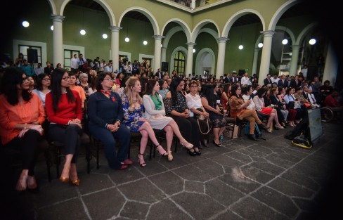 Ante la presencia de mujeres integrantes del su gabinete así como diputadas locales e invitadas especiales, el mandatario estatal, Cuitláhuac García, encabezó el evento de mujeres en patio central de Palacio de Gobierno.  