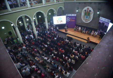 En el marco del Día Internacional de la Mujer, el gobernador Cuitláhuac García Jiménez presentó la aplicación <em>Mujer Alerta</em> y firmó el Protocolo de Atención a Víctimas de Acoso y Hostigamiento Sexual en las dependencias y entidades de la administración pública.