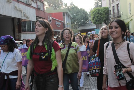 Mujeres marcharon por calles del centro de Xalapa, en Día Internacional de la Mujer. Entre las demandas por las que alzaron la voz predominó la solicitud de abortos seguros y gratuitos, seguido por un alto a feminicidios. 