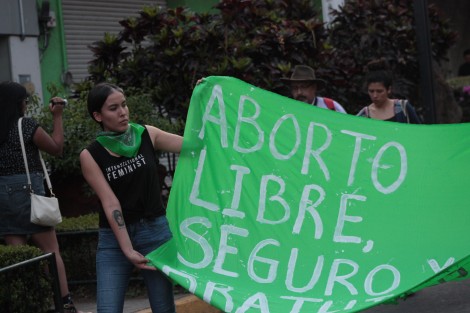 Mujeres marcharon por calles del centro de Xalapa, en Día Internacional de la Mujer. Entre las demandas por las que alzaron la voz predominó la solicitud de abortos seguros y gratuitos, seguido por un alto a feminicidios. 