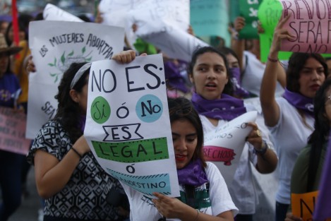En la ciudad de Veracruz, diversos colectivos marcharon para conmemorar el Día Internacional de la Mujer. El evento se llevó a cabo sobre la avenida Independencia. 