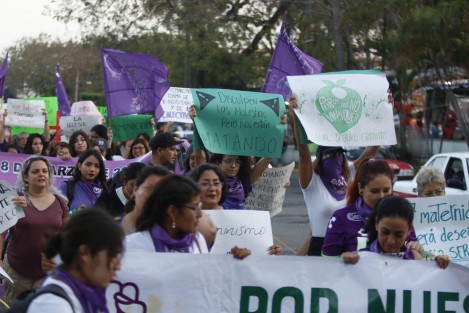 En la ciudad de Veracruz, diversos colectivos marcharon para conmemorar el Día Internacional de la Mujer. El evento se llevó a cabo sobre la avenida Independencia. 
