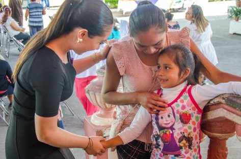 Por ser un día especial para las mujeres, se agasajó a las niñas, mujeres y jóvenes con servicio de belleza por parte de la Escuela Industrial de Xalapa: cortes de cabello, maquillaje, peinado y polish.