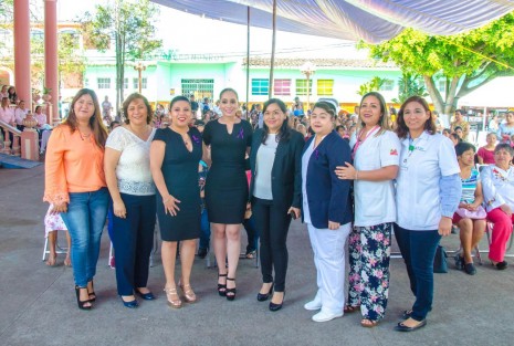 Con un gran evento el Sistema DIF municipal, presidido por Mara Yamileth Chama Villa, conmemoró el Día Internacional de la Mujer en la explanada del Palacio Municipal de Teocelo en compañía de la síndica municipal Zayra del Carmen Martínez Andrade; la contadora Mirna Martínez Jiménez, directora del Instituto Municipal de la Mujer; la maestra Luz Yazmín García Xilot, jefa de Enfermeras del Hospital de Teocelo; la Lic. Arleth Guadalupe Campos, administradora del Hospital de Teocelo, y, en representación del alcalde Mario A. Chama Díaz, la Lic. Trinidad Martínez Larios. 