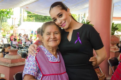 Con un gran evento el Sistema DIF municipal, presidido por Mara Yamileth Chama Villa, conmemoró el Día Internacional de la Mujer en la explanada del Palacio Municipal de Teocelo en compañía de la síndica municipal Zayra del Carmen Martínez Andrade; la contadora Mirna Martínez Jiménez, directora del Instituto Municipal de la Mujer; la maestra Luz Yazmín García Xilot, jefa de Enfermeras del Hospital de Teocelo; la Lic. Arleth Guadalupe Campos, administradora del Hospital de Teocelo, y, en representación del alcalde Mario A. Chama Díaz, la Lic. Trinidad Martínez Larios. 