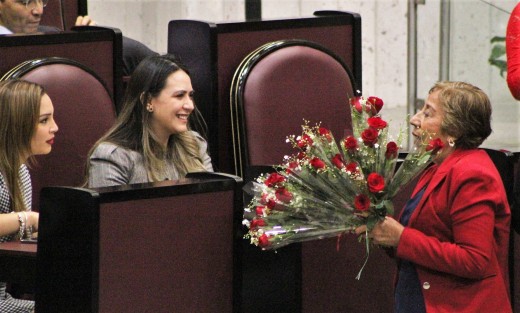 Previo a la entrega del Premio Estatal a la Mujer, diputados y empleados entregaron  flores a las mujeres presentes.  