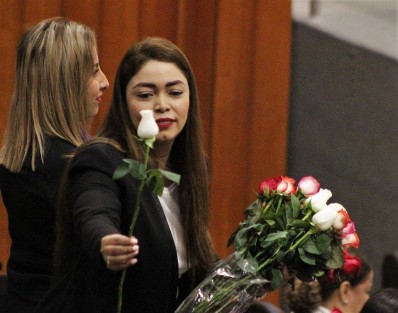 Previo a la entrega del Premio Estatal a la Mujer, diputados y empleados entregaron  flores a las mujeres presentes.  