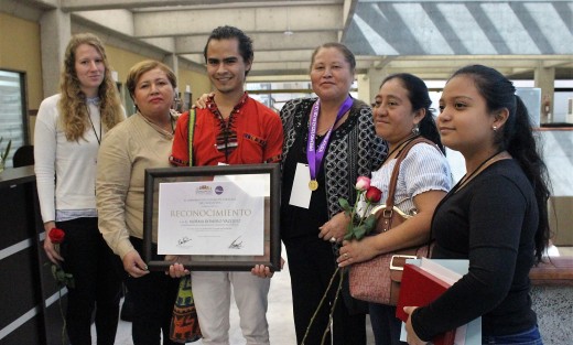 En sesión solemne del Congreso del Estado de Veracruz, se entregó el Premio Estatal a la mujer a Norma Rmero, del grupo de Las Patronas.