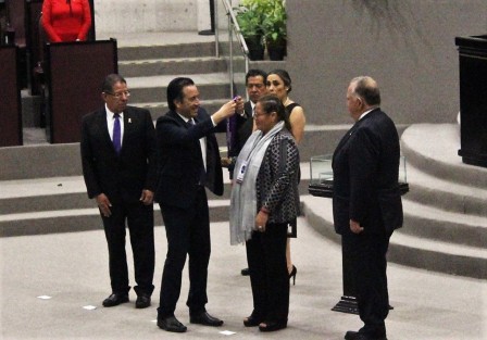 En sesión solemne del Congreso del Estado de Veracruz, se entregó el Premio Estatal a la mujer a Norma Rmero, del grupo de Las Patronas.