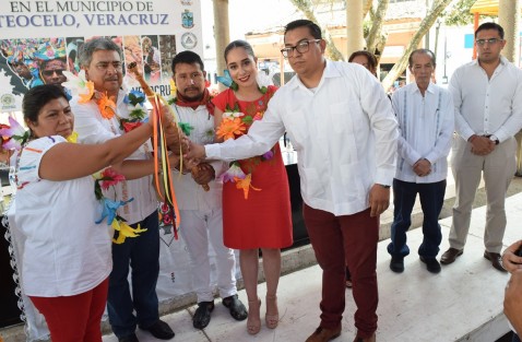 El ayuntamiento de Teocelo que encabeza Mario Chama Díaz recibió el Bastón de Mando de parte de la Gubernatura Estatal Indígena, Ignacio Romero López y de la representante del Gobernador del Estado Xóchitl Molina González directora de asuntos indígenas del Gobierno de Veracruz.