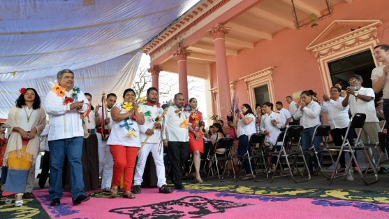 El ayuntamiento de Teocelo que encabeza Mario Chama Díaz recibió el Bastón de Mando de parte de la Gubernatura Estatal Indígena, Ignacio Romero López y de la representante del Gobernador del Estado Xóchitl Molina González directora de asuntos indígenas del Gobierno de Veracruz.