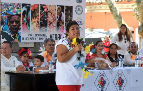 El ayuntamiento de Teocelo que encabeza Mario Chama Díaz recibió el Bastón de Mando de parte de la Gubernatura Estatal Indígena, Ignacio Romero López y de la representante del Gobernador del Estado Xóchitl Molina González directora de asuntos indígenas del Gobierno de Veracruz.