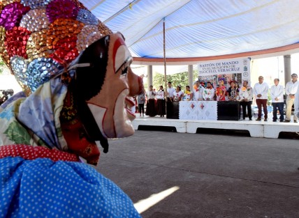 El ayuntamiento de Teocelo que encabeza Mario Chama Díaz recibió el Bastón de Mando de parte de la Gubernatura Estatal Indígena, Ignacio Romero López y de la representante del Gobernador del Estado Xóchitl Molina González directora de asuntos indígenas del Gobierno de Veracruz.