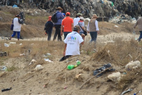 Integrantes del colectivo Solecito, iniciaron la tercera búsqueda de restos humanos en el Kilómetro 13 y Medio, muy cerca del relleno sanitario. Las labores se desarrollarán por una semana y de encontrar indicios, la búsqueda se prolongaría de forma indefinida.  