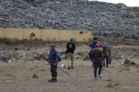Integrantes del colectivo Solecito, iniciaron la tercera búsqueda de restos humanos en el Kilómetro 13 y Medio, muy cerca del relleno sanitario. Las labores se desarrollarán por una semana y de encontrar indicios, la búsqueda se prolongaría de forma indefinida.  