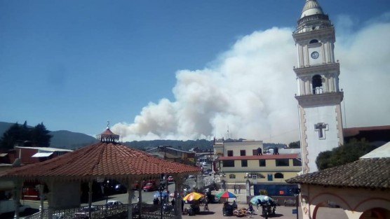 Incendio forestal en el predio San Juan del Monte, municipio de Las Vigas de Ramírez, Ver. Autoridades municipales piden apoyo, pues el fuego se ha salido de control debido a las proporciones y el viento cambiante. 