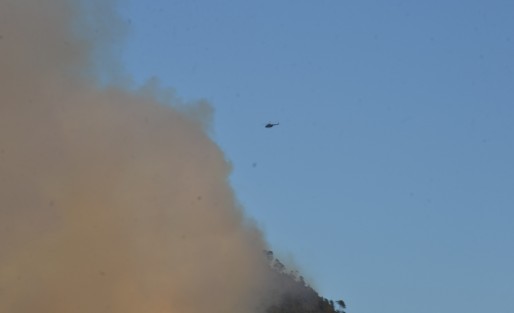  La Secretaría de Protección Civil (PC) informa que para sofocar el incendio que prevalece en Toxtlacoaya, municipio de Las Vigas de Ramírez, se han sumado los tres órdenes de gobierno.De igual forma, se pondrán en operación cuatro helicópteros: dos de la SEMAR para atender emergencias, uno de la Policía Federal, equipado con helibaldes; y otro de la CONAGUA, que cuenta con helibaldes y espuma retardante.