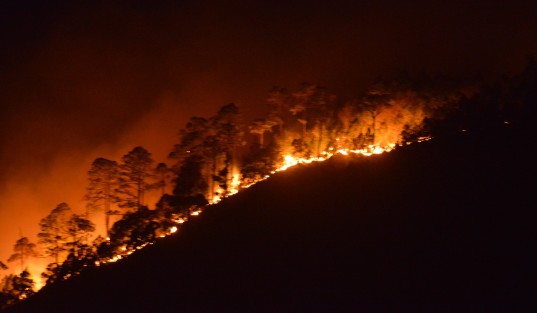 Por la noche todavía se apreciaba el fuego en los cerros que conforman parte del territorio del municipio de Las Vigas.