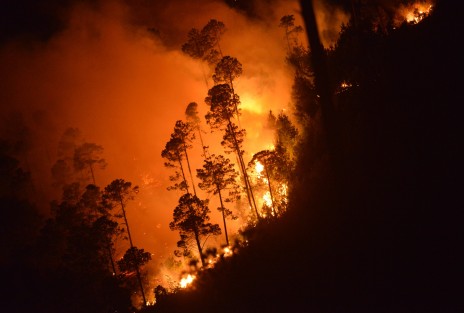 Por la noche todavía se apreciaba el fuego en los cerros que conforman parte del territorio del municipio de Las Vigas.