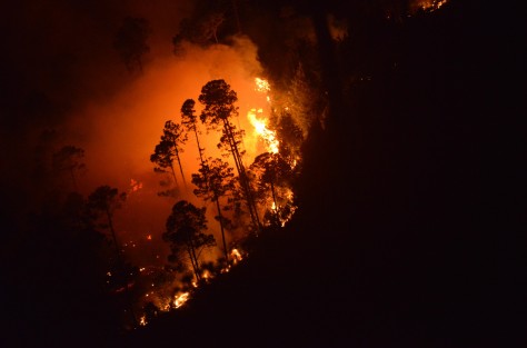 Por la noche todavía se apreciaba el fuego en los cerros que conforman parte del territorio del municipio de Las Vigas.