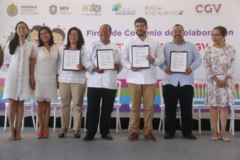 El secretario de educación, Zenyazen Roberto Escobar García, y el representante de Nestlé, Juan Carlos Pardo, firmaron un convenio de coolaboración del Programa <em>Estilos de Vida Saludables</em>.