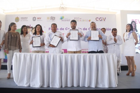 El secretario de educación, Zenyazen Roberto Escobar García, y el representante de Nestlé, Juan Carlos Pardo, firmaron un convenio de coolaboración del Programa <em>Estilos de Vida Saludables</em>.