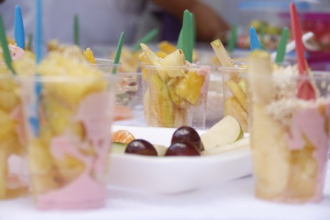  Entre otros beneficios del convenio, está que se elaborará un menú de comida saludable y se dotará de un kit a los cerca de 600 mil alumnos que participarán en el programa.  