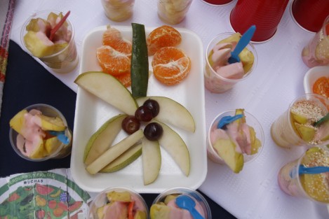  Entre otros beneficios del convenio, está que se elaborará un menú de comida saludable y se dotará de un kit a los cerca de 600 mil alumnos que participarán en el programa.  