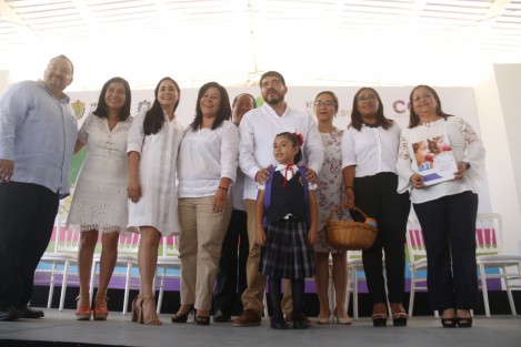 El secretario de educación, Zenyazen Roberto Escobar García, y el representante de Nestlé, Juan Carlos Pardo, firmaron un convenio de coolaboración del Programa Estilos de Vida Saludables. Entre otros beneficios, se elaborará un menú de comida saludable y se dotará de un kit a los cerca de 600 mil alumnos que participarán en el programa.