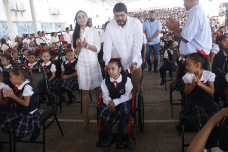 El secretario de educación, Zenyazen Roberto Escobar informó que debido al incendio forestal que se suscita en las faldas del Cofre de Perote, fueron suspendidas las actividades escolares en esa zona.  
