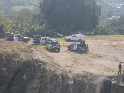 Este martes, elementos de la Fuerza Civil abatieron a tres integrantes del Cártel de Jalisco Nueva Generación (CJNG), en el camino que conduce de Misantla a Martínez de la Torre, a 500 metros del arco; también aseguraron una construcción de madera, tres vehículos, armamento y equipo táctico.