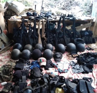 Este martes, elementos de la Fuerza Civil abatieron a tres integrantes del Cártel de Jalisco Nueva Generación (CJNG), en el camino que conduce de Misantla a Martínez de la Torre, a 500 metros del arco; también aseguraron una construcción de madera, tres vehículos, armamento y equipo táctico. 