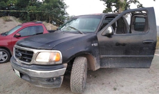 Este martes, elementos de la Fuerza Civil abatieron a tres integrantes del Cártel de Jalisco Nueva Generación (CJNG), en el camino que conduce de Misantla a Martínez de la Torre, a 500 metros del arco; también aseguraron una construcción de madera, tres vehículos, armamento y equipo táctico. 
