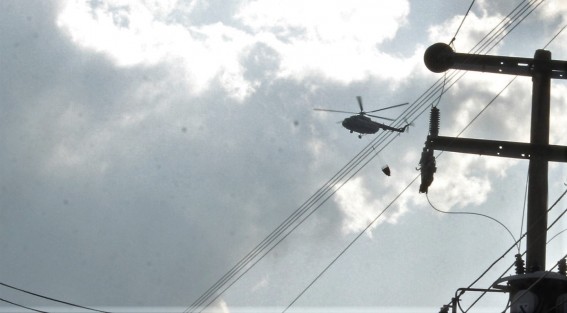 Helicóptero de combate de incendio se vio esta tarde rumbo a El Lencero, posiblemente para recargar combustible. Más de100 descargas se hicieron este martes para combatir el fuego en el bosque de Las Vigas para combatir el fuego. 