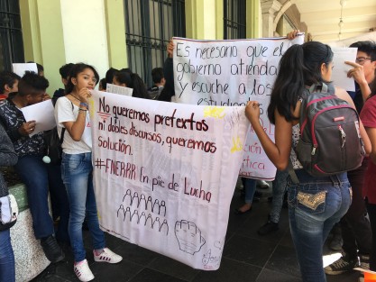 Estudiantes antorchistas afiliados en el FNERRR acudieron a Palacio Municipal de Xalapa a manifestarse debido a la falta de respuesta sobre obras solicitadas para el planteles educativos de los alrededores de Xalapa. Aseguran que desde el día que entregaron sus oficios no han tenido respuesta, ni tampoco en Espacios Educativos, pero ahí les darán más tiempo para que les respondan. 
 